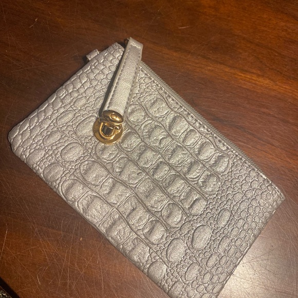 Handbags - Chic Silver Crocodile-Patterned Wristlet